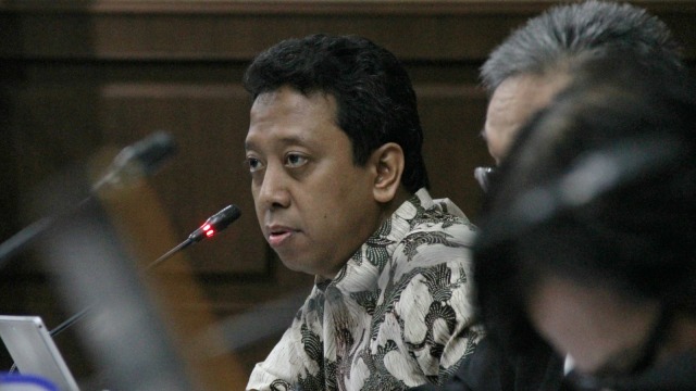 Sambil Gebrak Meja, Romy Marahi Sepupunya di Persidangan (28743)