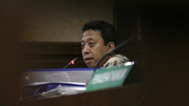 Sambil Gebrak Meja, Romy Marahi Sepupunya di Persidangan (28741)