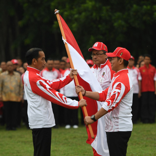 Presiden Joko Widodo menyerahkan bendera kepada Ketua KOI Raja Sapta Oktohari saat pelepasan atlet untuk SEA Games 2019 di Istana Bogor, Rabu (27/11). Foto: ANTARA FOTO/Akbar Nugroho Gumay