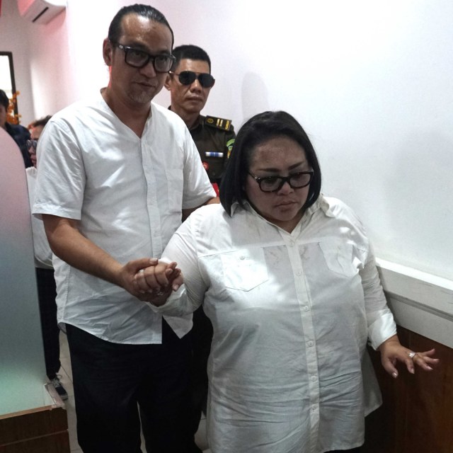 Komedian Nunung dan suaminya July Jan Sambiran meninggalkan Pengadilan Negeri Jakarta Selatan, Rabu (27/11).
 Foto: Irfan Adi Saputra/kumparan