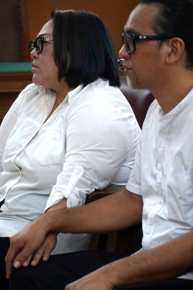 Komedian Nunung dan suaminya July Jan Sambiran saat menjalani sidang putusan di Pengadilan Negeri Jakarta Selatan, Rabu (27/11).
 Foto: Irfan Adi Saputra/kumparan