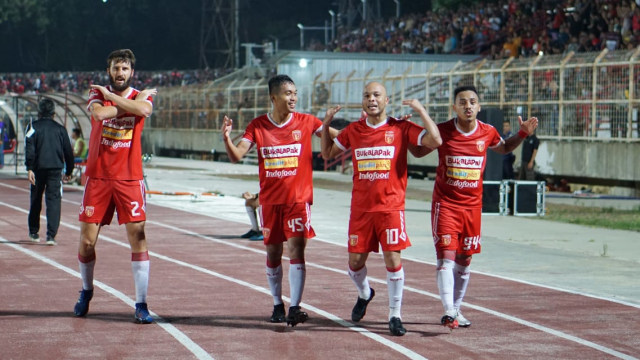 Selebrasi pemain Badak Lampung FC usai bobol gawang Madura FC ke-3 kalinya, Rabu (27/11) | Foto : Syahwa Roza Hariqo