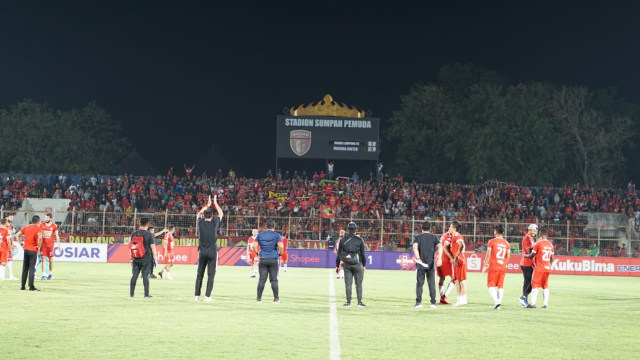 Pemain, pelatih dan tim manajemen Badak Lampung FC rayakan kemenangan atas Madura United, Selasa (27/11) | Foto : Syahwa Roza Hariqo