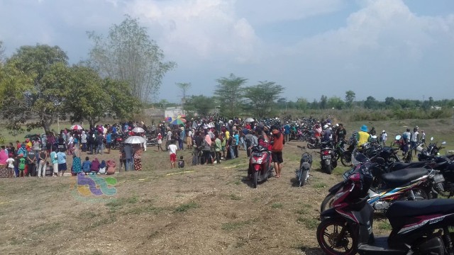 Ratusan warga Bojonegoro, yang mendatangi lokasi ditemukannya mayat Aidatul Izah (20), di Desa Sumodikaran Kecamatan Dander Kabupaten Bojonegoro. Rabu (27/11/2019)