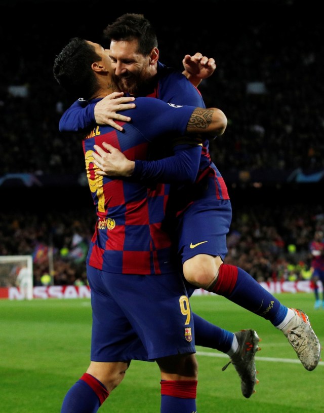 Leo Messi memeluk Luis Suarez setelah membobol gawang Roman Buerki. Foto: Reuters/Albert Gea