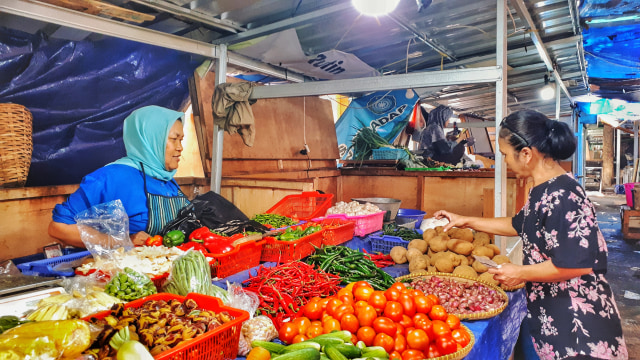 Pedagang di Pasar Kosambi mengeluhkan sewa lapak yang kemahalan (Foto-foto: Assyifa)