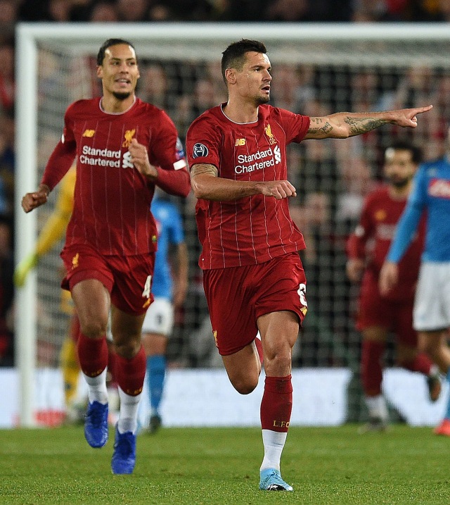 Selebrasi pemain LIverpool, Dejan Lovren (kanan) usai mencetak gol ke gawang Napoli, Rabu (28/11). Foto: Oli SCARFF / AFP