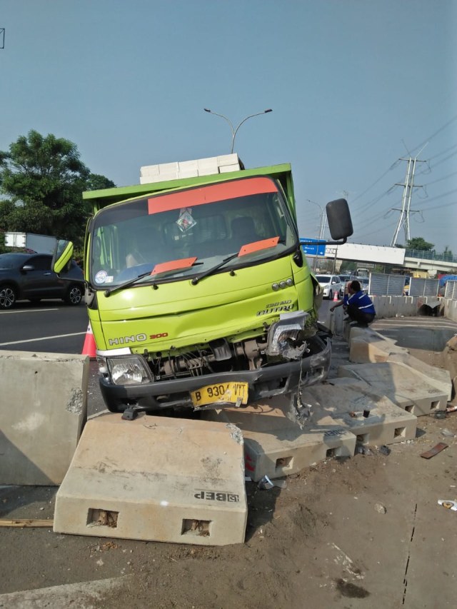 Kecelakaan truk trailer di tol Kembangan, Jakarta Barat, Rabu (28/11). Foto: Twitter / @PTJASAMARGA