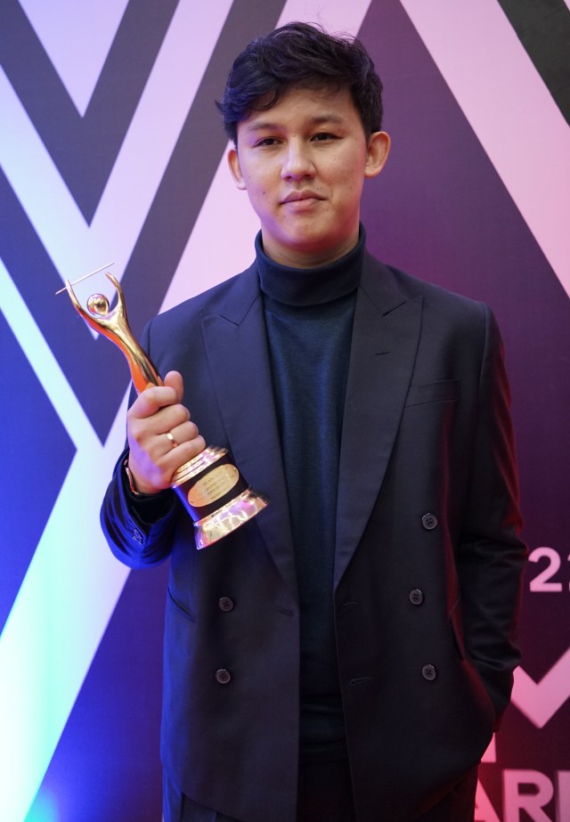 Jevin Julian saat mendapatkan penghargaan AMI Award 2019 di kawasan Kebon Jeruk, Jakarta, Rabu, (27/11/2019). Foto: Ronny