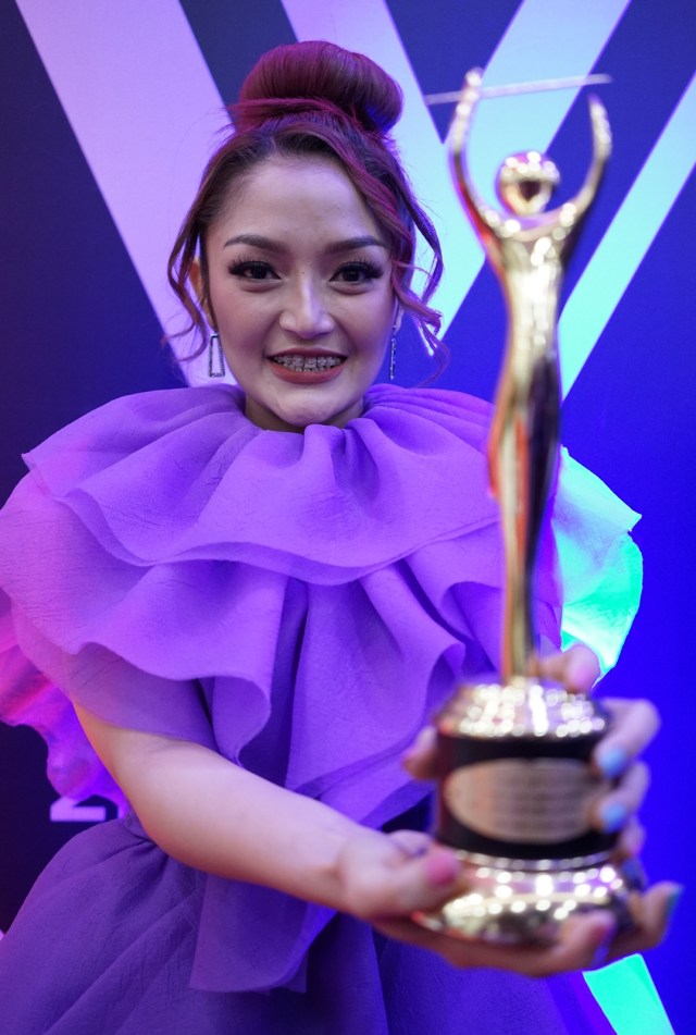 Penyanyi Siti Badriah saat mendaoatkan penghargaan AMI Award 2019 di kawasan Kebon Jeruk, Jakarta, Rabu, (27/11/2019). 
 Foto: Ronny