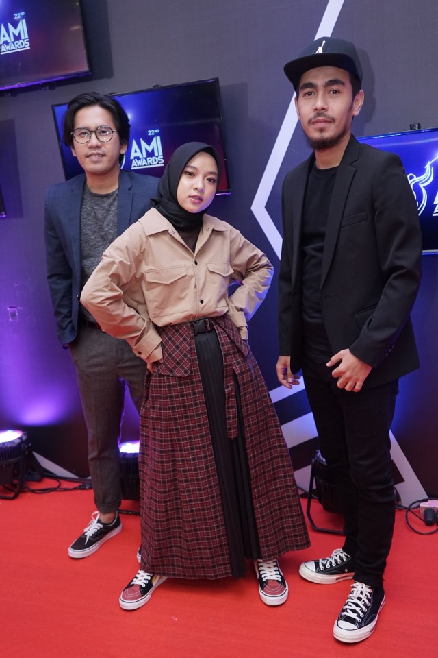 Kelompok penyanyi Sabyan mendapatkan penghargaan AMI Award 2019 di kawasan Kebon Jeruk, Jakarta, Rabu, (27/11/2019). Foto: Ronny