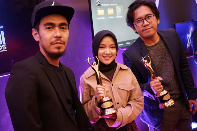 Kelompok penyanyi Sabyan mendapatkan penghargaan AMI Award 2019 di kawasan Kebon Jeruk, Jakarta, Rabu, (27/11/2019).  Foto: Ronny