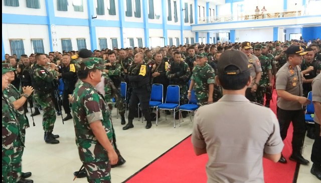 Kapolri dan Panglima TNI Berikan Arahan Prajurit di Wamena (913)