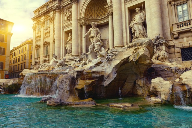Trevi Fountain adalah air mancur bergaya Baroque terbesar di Roma Foto: Shutter Stock