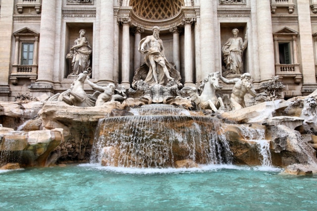 Trevi Fountain berisi beragam patung dengan detail yang mengagumkan Foto: Shutter Stock