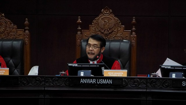 Ketua Mahkamah Konstitusi (MK) Anwar Usman saat sidang putusan di Mahkamah Konstitusi, Jakarta. 
 Foto: Irfan Adi Saputra/kumparan