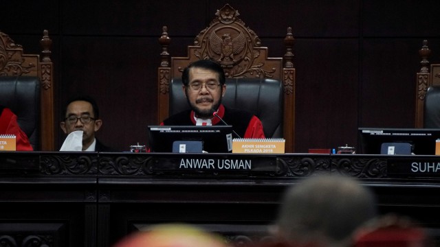 Ketua Mahkamah Konstitusi (MK) Anwar Usman saat sidang putusan di Mahkamah Konstitusi, Jakarta. 
 Foto: Irfan Adi Saputra/kumparan