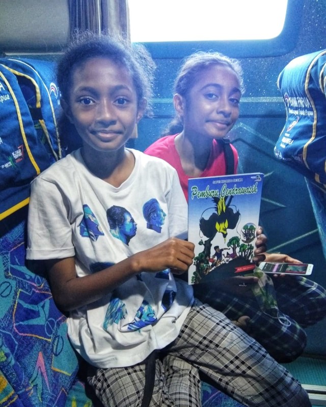 Hana Franis Kareth (22 tahun) saat berjualan buku.