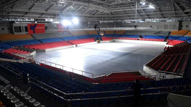 Seorang warga melihat venue yang direnovasi untuk cabang olahraga angkat besi dan taekwondo di kompleks Olahraga Rizal Memorial, Manila, Kamis (28/11). Foto: ANTARA FOTO/Sigid Kurniawan