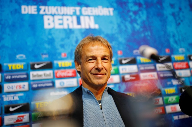 Juergen Klinsmann, pelatih baru Hertha Berlin. Foto: REUTERS/Hannibal Hanschke