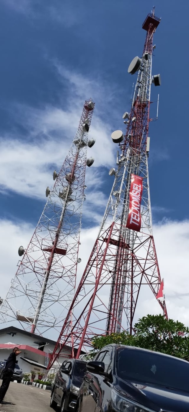 Tower sekaligus BTS pertama Telkomsel di Indonesia yang dibangun pada 1995 di daerah Bukit Dangas, Batam, Kepulauan Riau. Tower diberi nama kode: BTM001. Foto: Aditya Panji/kumparan