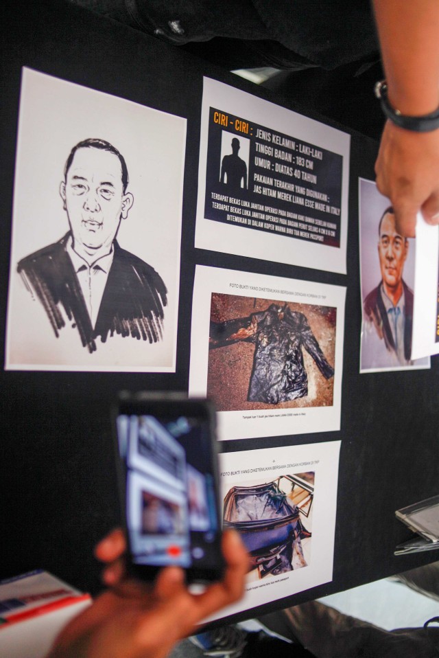 Sat Reskrim Polres Bogor menunjukkan sketsa wajah korban pembunuhan dalam koper kepada wartawan di Polres Bogor, Jawa Barat, Kamis (28/11) Foto: ANTARA FOTO/Yulius Satria Wijaya