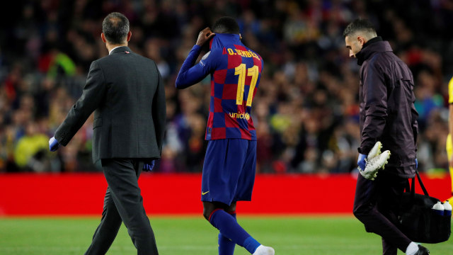 Dembele harus meninggalkan lapangan karena cedera. Foto: REUTERS/Albert Gea