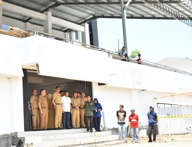 Bupati Gowa Adnan Purictha Yasin Limpo meninjau stadion Kalegowa saat di renovasi (Ist).