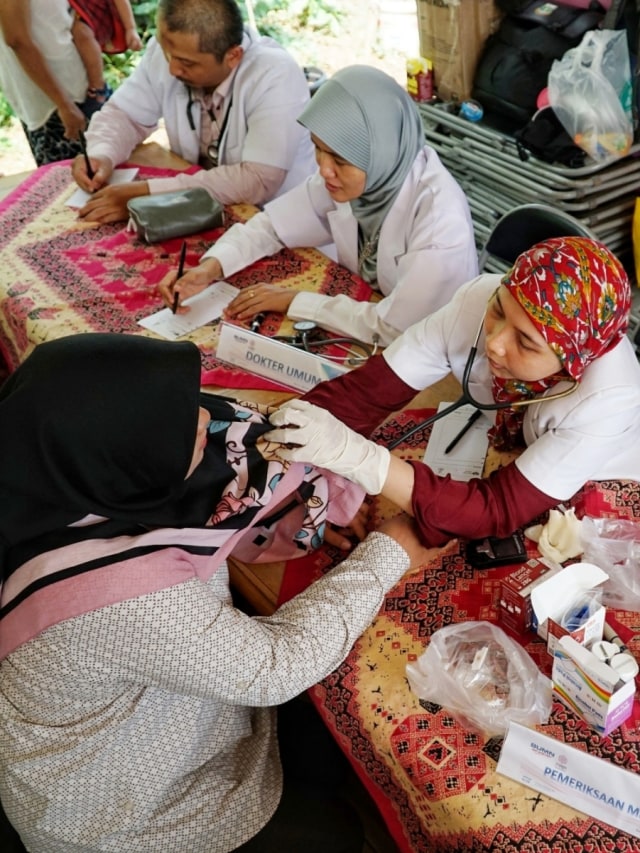 Warga memeriksa kesehatan di Rusunawa Griya Tipar Cakung, Jakarta Timur (28/11/2019).
 Foto: Jamal Ramadhan/kumparan