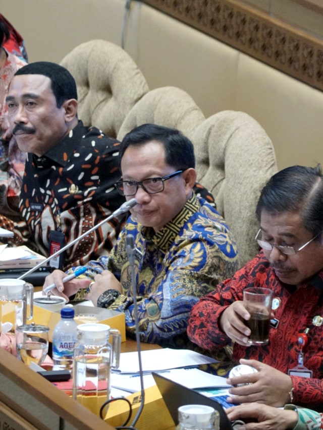 Menteri Dalam Negeri RI Tito karnavian (tengah)  saat rapat kerja dengan Komisi II DPR RI, Jakarta, Kamis (28/11/2019). Foto: Helmi Afandi/kumparan