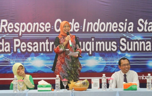 Sosialisasi pembayaran berbasis non tunai Quick Respon Code Indonesia Standar di Pondok Pesantren (Ponpes) Muqimus Sunnah Palembang. (Foto. Istimewa)