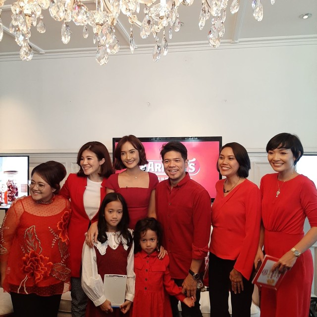 Artika Sari Devi dan keluarga saat acara Good Time