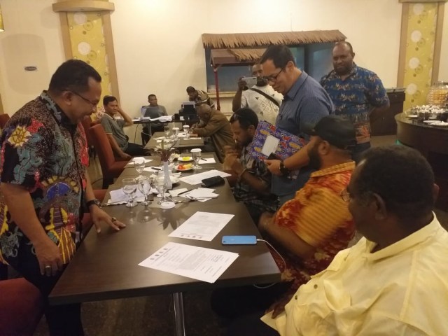Para Bupati dan Ketus DPRD di 4 kabupaten pada bagian selatan Papua yang menggelar pertemuan di Merauke. (BumiPapua.com/Abdel Syah)  