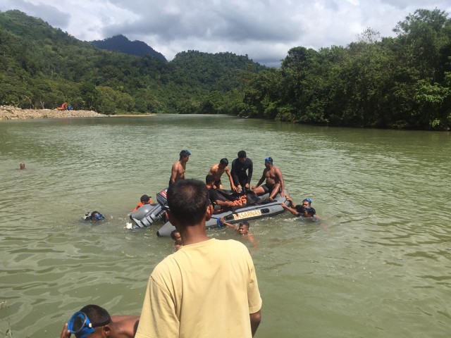 Tim SAR Gabungan mengevakuasi korban tenggelam yang ditemukan meninggal dunia di sungai Desa Bak Paoh, Aceh Jaya, Kamis (28/11). Foto: Dok. SAR Banda Aceh