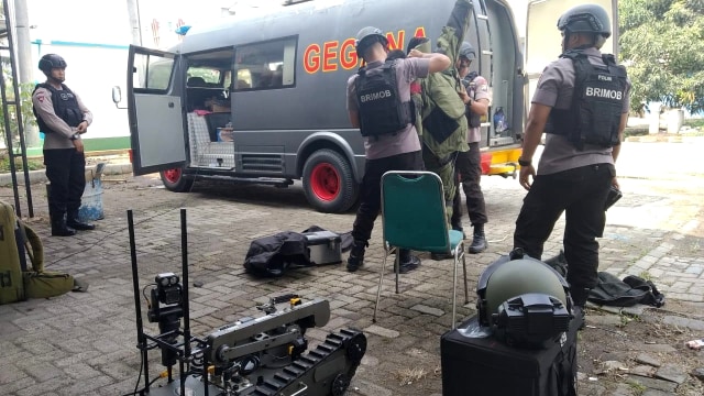 Tim Gegana mengecek barang diduga bom di Banten, Kamis (28/11). Foto: Dok. Istimewa