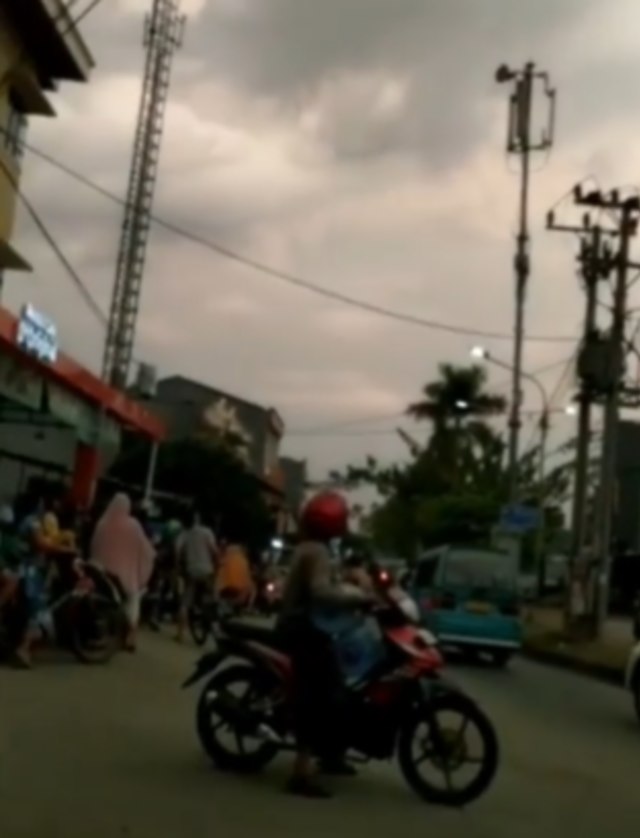 Para pemotor di sekitar perumahan BTP Makassar berhenti saat mendengar suara misterius dari langit. (Foto: tangkapan layar @makassar_iinfo)