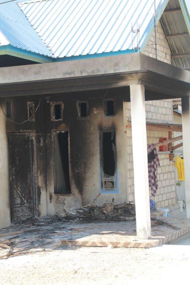 Rumah warga yang dibakar dalam konflik. Foto: Rusman/kendarinesia.