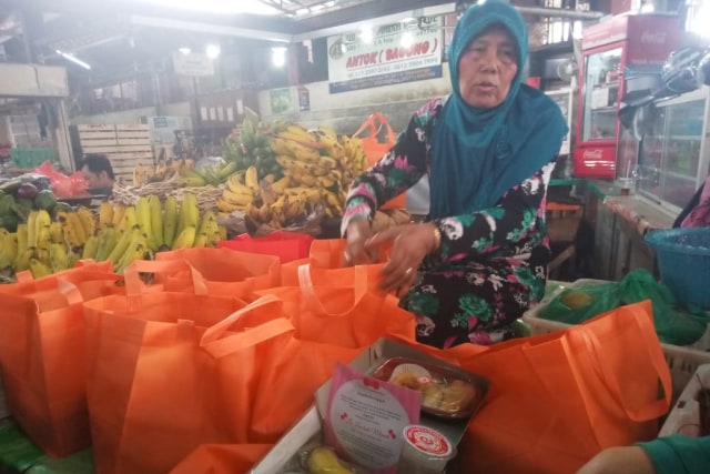 Akikah La Lembah, Gibran Bagi Ratusan Nasi Chilli Pari ke Pedagang (40865)