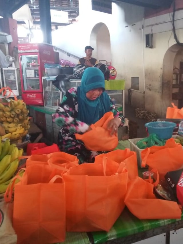Seorang pedagang menunjukkan makanan dari Akikah anak kedua Gibran dan Selvi di Pasar Gede, Solo, Jawa Tengah.
 Foto: kumparan 
