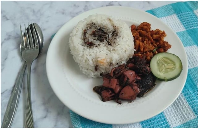Masakan cumi hitam dan tempe goreng cukup menggoda di Kane-kane Warung di Kota Malang. Masakan ini bisa dinikmati di GoFood Festival Malang di Malang City Poin (MCP) Kota Malang. Foto dokumen.