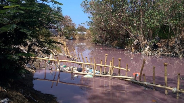 Sungai Ciberes di Kabupaten Cirebon tercemar sampah dan limbah pengolahan ikan. (Ciremaitoday)