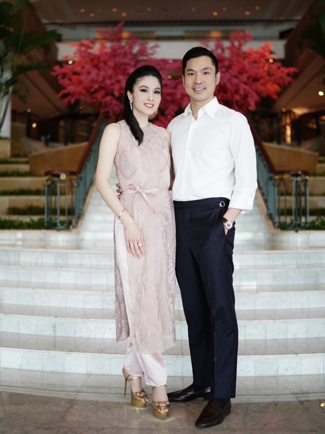 Sandra Dewi dan suami. Foto: Instagram/@sandradewi88