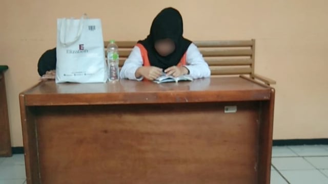 Wanita pemeran video seks di Garut, terus baca Al-quran sebelum jalani sidang perdana di Pengadilan Negeri Garut, Kamis (28/11/2019). Foto: kumparan 