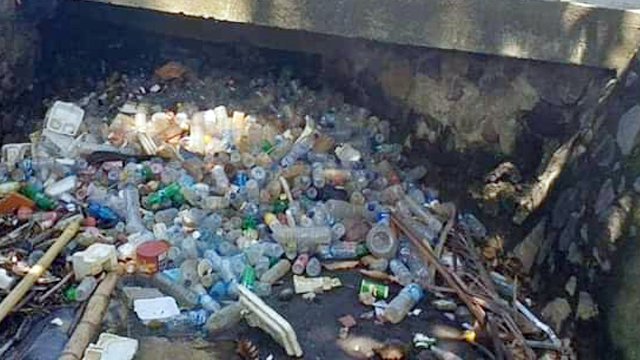 Timbunan sampah di saluran drainase yang ada di Kota Manado, Sulawesi Utara