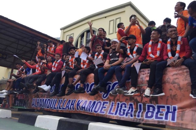 Selebrasi official dan pemain Persiraja Banda Aceh usai naik kasta ke Liga 1 Indonesia. Foto: Zuhri Noviandi/kumparan 
