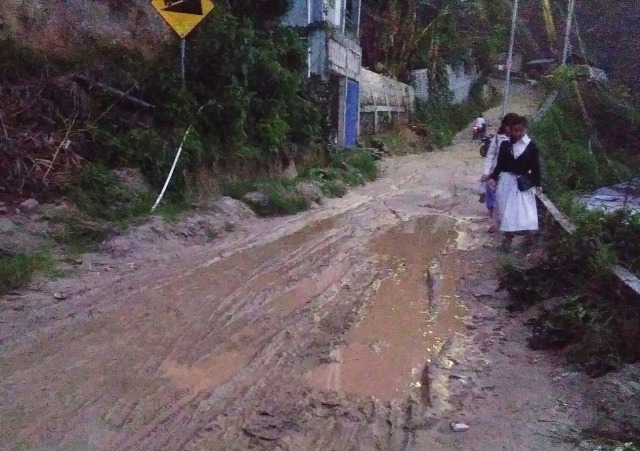 Salah satu ruas jalan di dalam kota Mamasa yang masih rusak dan tak kunjung diperbaiki. Foto: Dok. Istimewa