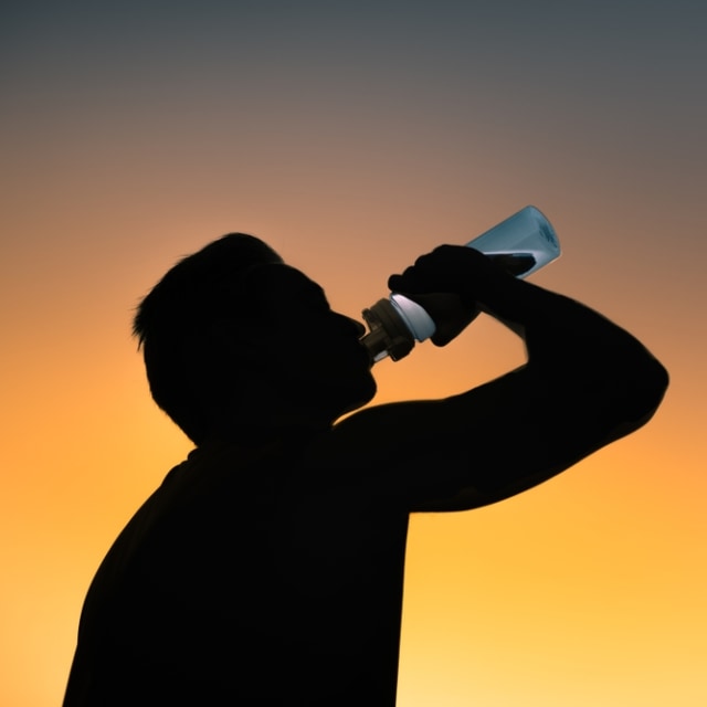 Ilustrasi minum setelah olahraga Foto: Shutter Stock