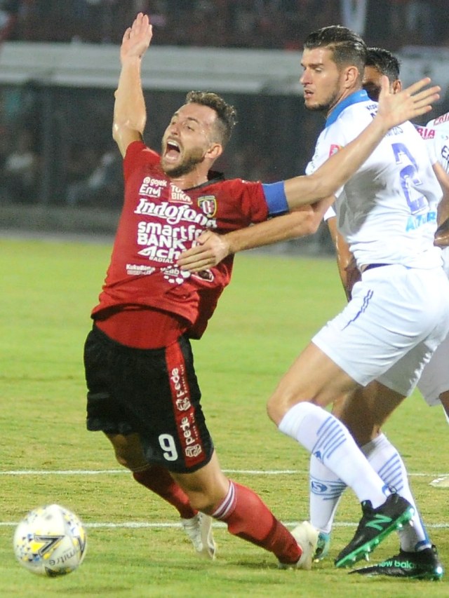 Pemain Bali United, Ilija Spasojevic (kiri), berebut bola dengan pemain Persib Bandung, Nick Kuipers (kanan), di Stadion Kapten I Wayan Dipta. Foto: ANTARA FOTO/Fikri Yusuf