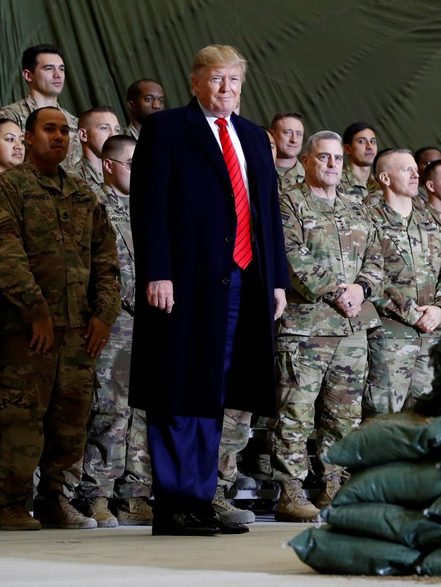 Presiden AS Donald Trump dalam kunjungan mendadak ke Pangkalan Udara Bagram, Afghanistan, Jumat (28/11). Foto: REUTERS/Tom Brenner