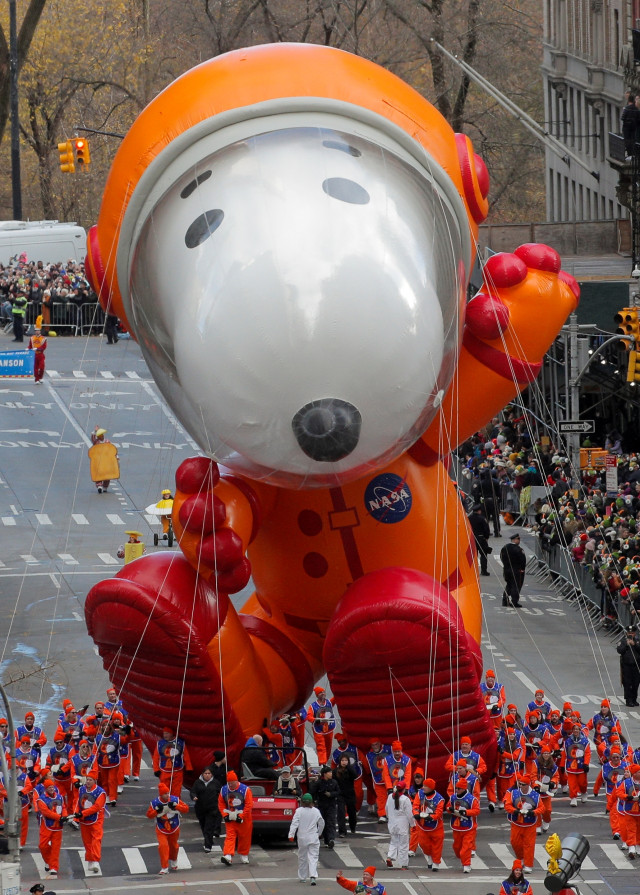 Balon Snoopy terlihat pada Parade Hari Thanksgiving Macy ke-93 di New York, AS, Kamis (28/11).
 Foto: REUTERS/Brendan Mcdermid